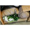 Image 3 : LOT OF CUSHIONS FLORALS AND BOOKS
