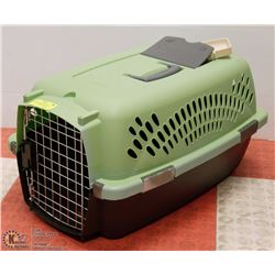 SMALL PETMATE PET TAXI W/ TRAVEL FOOD/WATER DISH