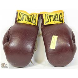 A PAIR OF EVERLAST LEATHER 12 OZ BOXING GLOVES