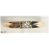 Image 1 : 10K YELLOW GOLD DIAMOND SOLITAIRE RING