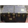 Image 1 : VINTAGE STEAMER TRUNK