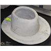 Image 1 : CONCRETE STETSON HAT PLANTER  17"