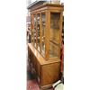 Image 3 : OAK BUFFET & HUTCH WITH TABLE, 2 LEAFS, 6 CHAIRS