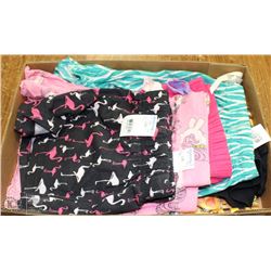 FLAT OF WOMEN'S CLOTHES - 4 SHORTS, 1 PANTS SIZE