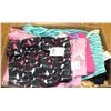 Image 1 : FLAT OF WOMEN'S CLOTHES - 4 SHORTS, 1 PANTS SIZE
