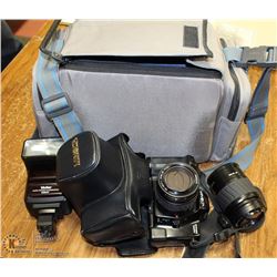 MINOLTA 35MM CAMERA IN CARRY BAG, WITH EXTRA LENSE