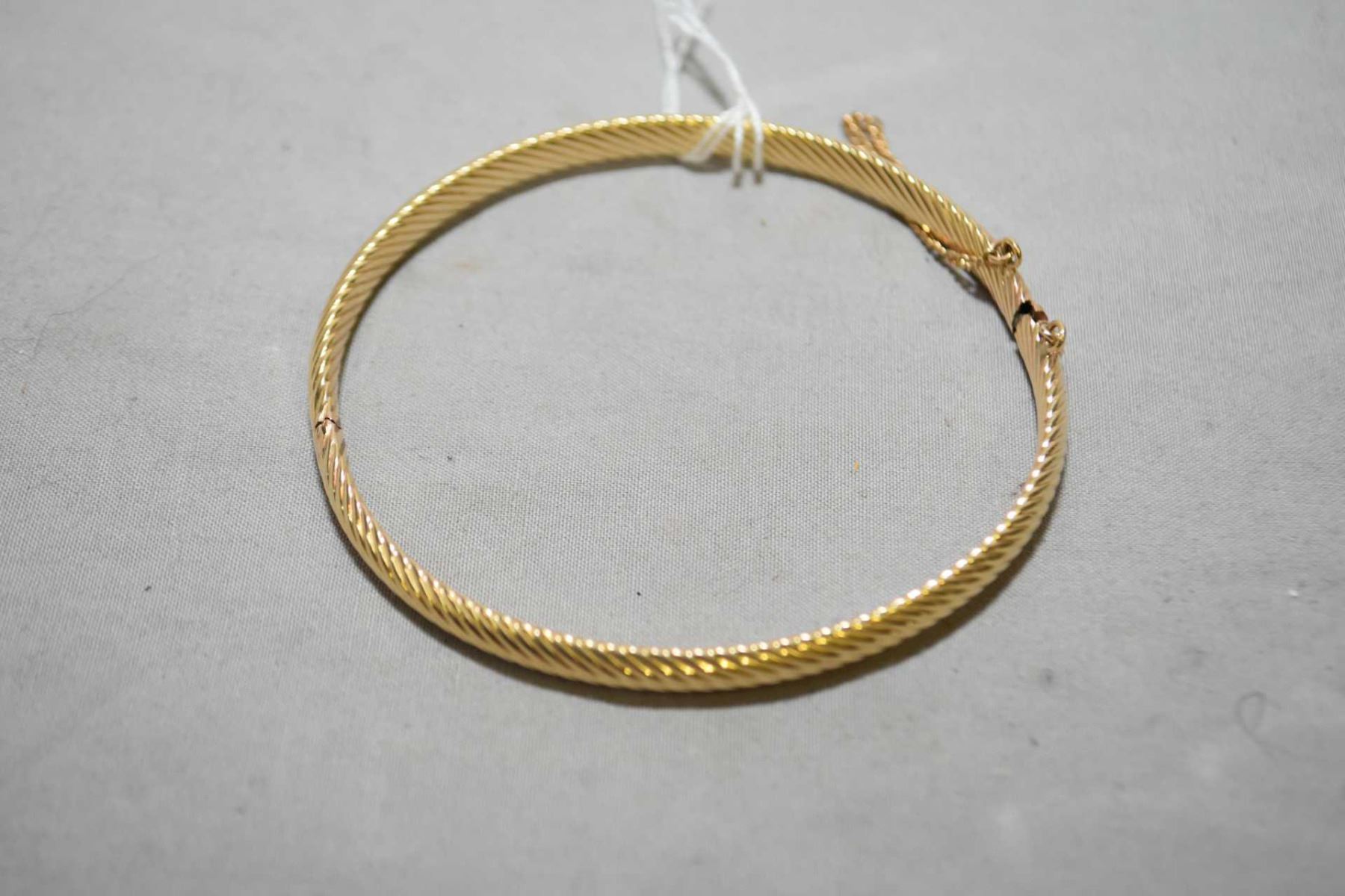 Ladies 10kt yellow gold hinged bracelet 