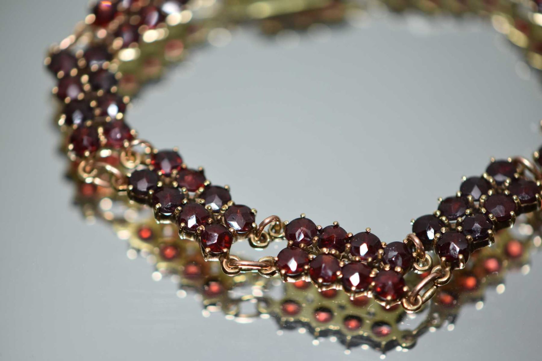 Ladies English vintage 14kt yellow gold and bracelet set with 21