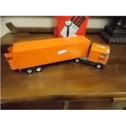 VINTAGE NYLINT SCHNEIDER METAL TRACTOR & TRAILER - 20" LONG