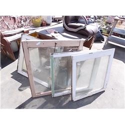 VINTAGE WOOD WINDOWS - 5 TTL