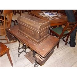 VINTAGE TREDLE SEWING MACHINE - STANDARD