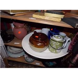 SHELF LOT OF COLLECTABLE & HOUSE HOLD - INCLUDING BLUE JUG, MUGS, BEAN POT AND MORE