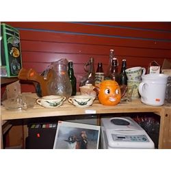 SHELF LOT OF COLLECTABLE & HOUSE HOLD - INCLUDING PUMPKIN MUG, BELLOWS, COLLECTABLE BOTTLES AND MROE