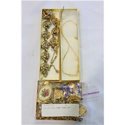 LOT OF GOLD TONE JEWELLRY