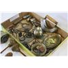 Image 2 : LOT OF VINTAGE HARDWARE AND COLLECTIBLES