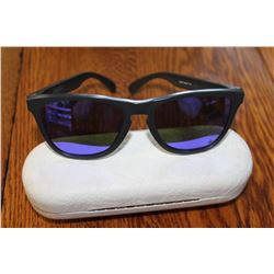 PAIR OF OAKLEY 'FROGSKIN' SUNGLASSES AND CASE