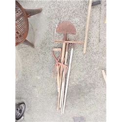 LOT OF GARDEN TOOLS - 5 TTL
