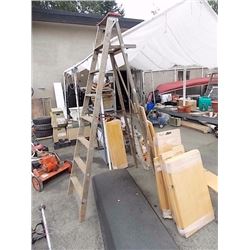 WOOD STEP LADDER - 8FT
