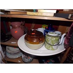 SHELF LOT OF COLLECTABLE & HOUSE HOLD - INCLUDING BLUE JUG, MUGS, BEAN POT AND MORE