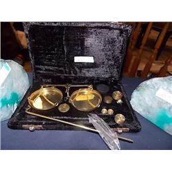 GOLD BALANCE SCALE IN CASE