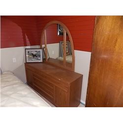 OAK DRESSER - 1/2 MOON MIRROR - 4 DRAWER - 2 DOOR