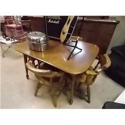 COLONIAL STYLE MAPLE TABLE WITH 4 CHAIRS