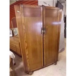 LARGE VINTAGE OAK WARDROBE