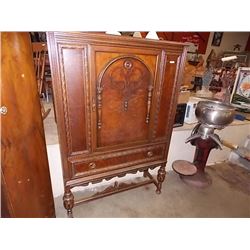 VINTAGE WALNUT COURT CUPBOARD - 1920'S