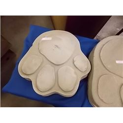 CONCRETE STEPPING STONE - PAW - MED