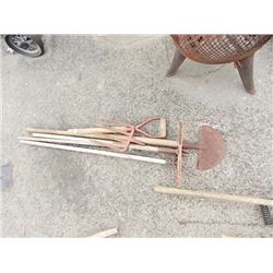 LOT OF GARDEN TOOLS - 5 TTL