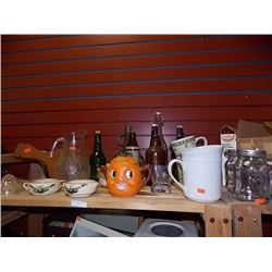 SHELF LOT OF COLLECTABLE & HOUSE HOLD - INCLUDING PUMPKIN MUG, BELLOWS, COLLECTABLE BOTTLES AND MROE