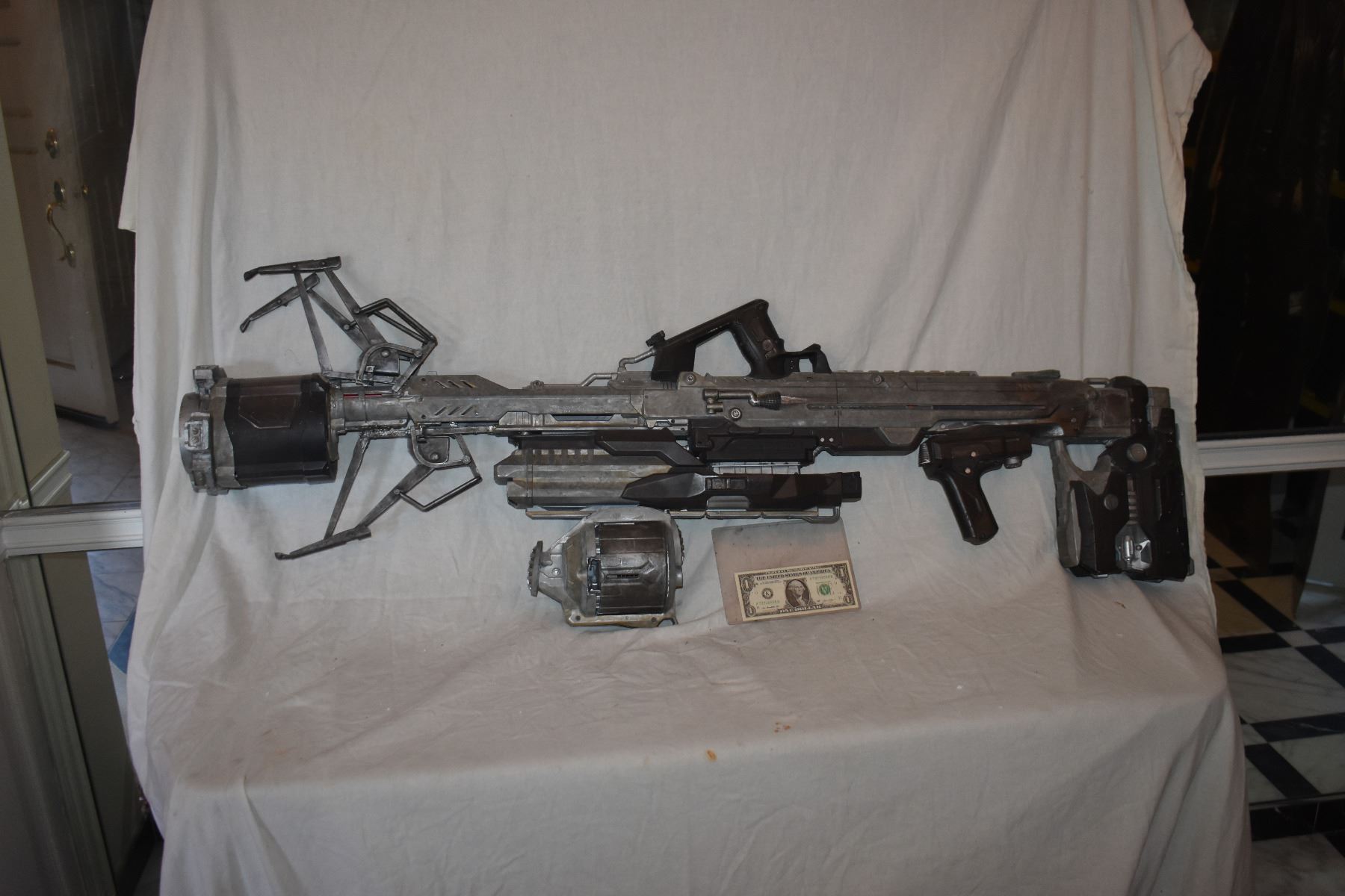 Alien Ray Riffle DISNEY SCREEN USED ALIEN BLASTER RAY GUN 01