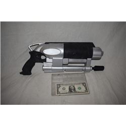 DISNEY SCREEN USED ALIEN BLASTER RAY GUN 05