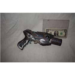 DISNEY SCREEN USED ALIEN BLASTER RAY GUN 09