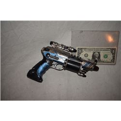 DISNEY SCREEN USED ALIEN BLASTER RAY GUN 18