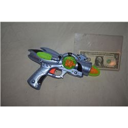 DISNEY SCREEN USED ALIEN BLASTER RAY GUN 22