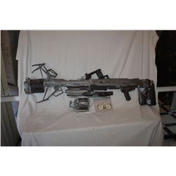 ZZ-CLEARANCE DISNEY SCREEN USED ALIEN BLASTER RAY GUN 01