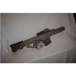 ZZ-CLEARANCE DISNEY SCREEN USED ALIEN BLASTER RAY GUN 02