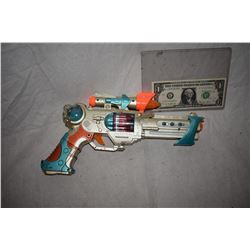 ZZ-CLEARANCE DISNEY SCREEN USED ALIEN BLASTER RAY GUN 13