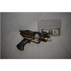 ZZ-CLEARANCE DISNEY SCREEN USED ALIEN BLASTER RAY GUN 14