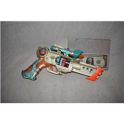 ZZ-CLEARANCE DISNEY SCREEN USED ALIEN BLASTER RAY GUN 19
