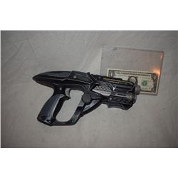 ZZ-CLEARANCE DISNEY SCREEN USED ALIEN BLASTER RAY GUN 20