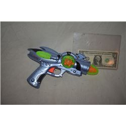 ZZ-CLEARANCE DISNEY SCREEN USED ALIEN BLASTER RAY GUN 22