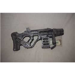 ZZ-CLEARANCE DISNEY SCREEN USED ALIEN BLASTER RAY GUN 24