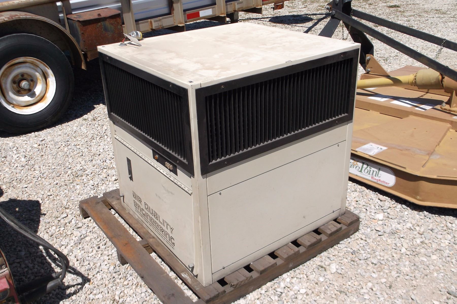 Air Quality Engineering Smoke Eater 110 watt 31" H X 31" L X 29" W