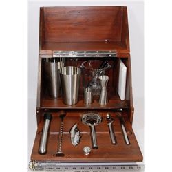GREYGOOSE BAR SET IN WOOD BOX