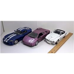 4 -LOT OF 3 DIE CAST CARS 1:24