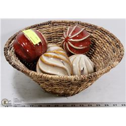 WICKER BASKET WITH 5 DECORATIVE BALLS