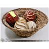 Image 1 : WICKER BASKET WITH 5 DECORATIVE BALLS