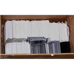 BOX OF HUNDREDS OF COLLECTORS CARDS MOSTLY HOCKEY